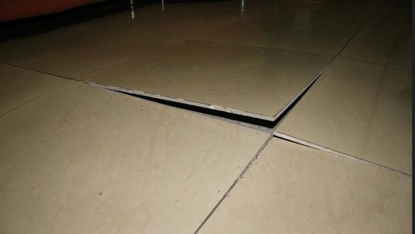 墙砖翘起来了怎么回事啊视频(墙砖翘起来了怎么回事啊视频教学)