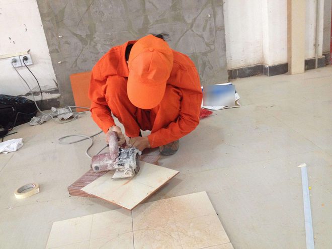 瓷砖师傅现场可以切割吗视频(瓷砖师傅现场可以切割吗视频讲解)