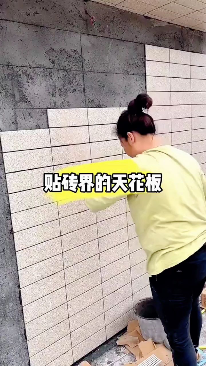 贴瓷砖师傅会拿瓷砖吗(贴瓷砖的师傅负责弄垃圾吗)