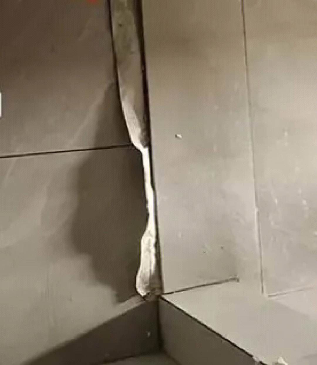 地面瓷砖空鼓会怎么样吗(地面瓷砖空鼓补救方法怎样取下瓷砖)