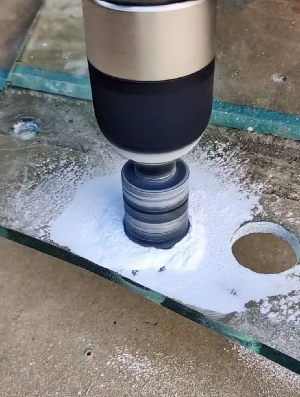 墙砖打孔后的地方怎么修补视频教程(墙砖打孔后的地方怎么修补视频教程图片)