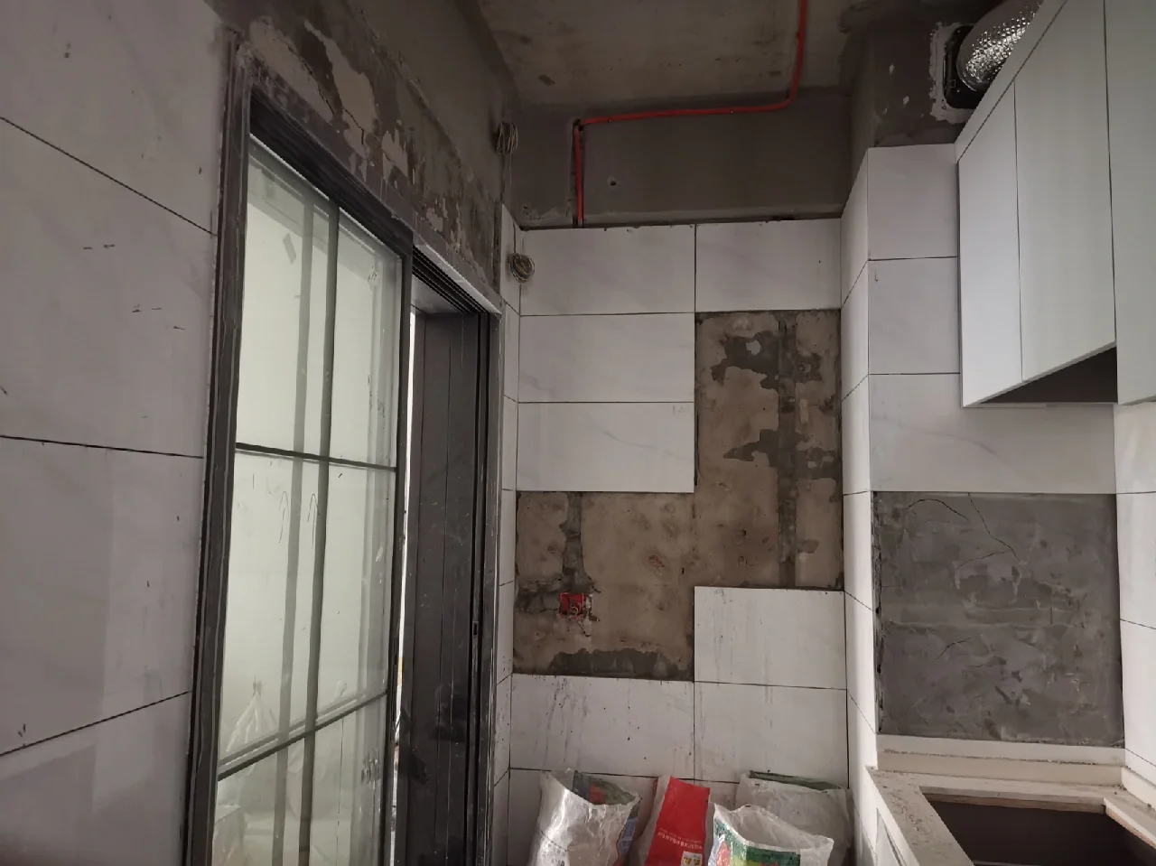 墙面一块砖破了怎么办(墙面一块砖破了怎么办视频)