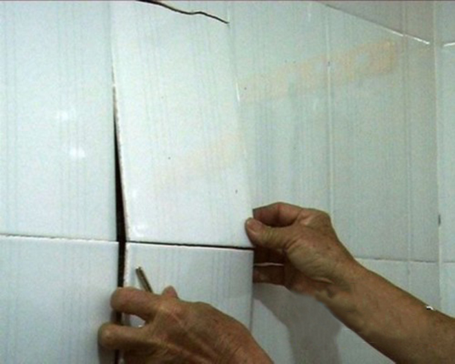 家里墙面瓷砖翘了怎么办视频(家里墙面瓷砖翘了怎么办视频讲解)