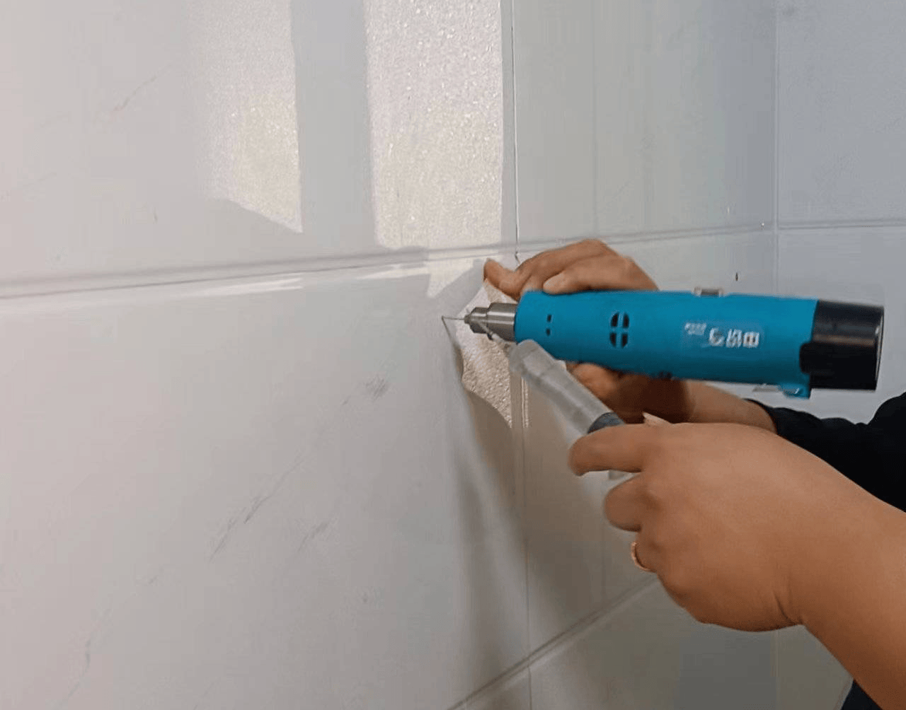 瓷砖墙打孔后怎么修复好看(瓷砖墙打孔是不是容易破坏瓷砖?)
