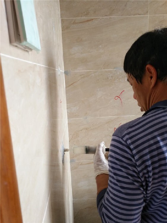 墙砖空鼓怎么灌浆视频(墙砖空鼓补救方法灌胶水)